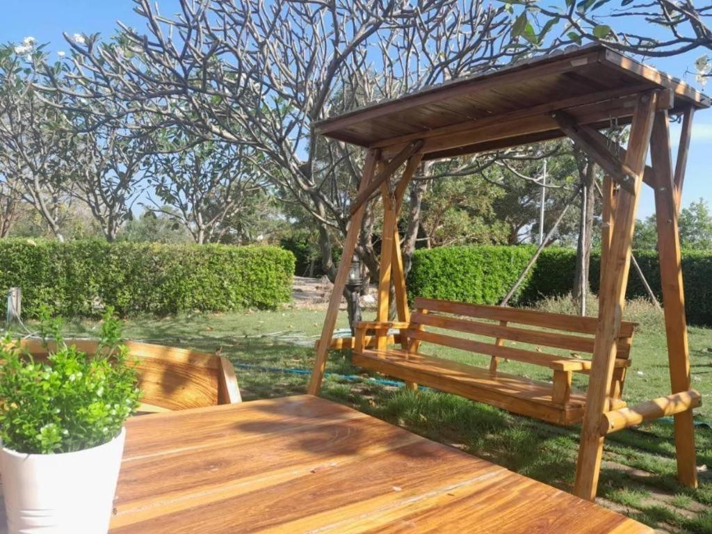 Creston Grand Hotel Suphan Buri Eksteriør bilde